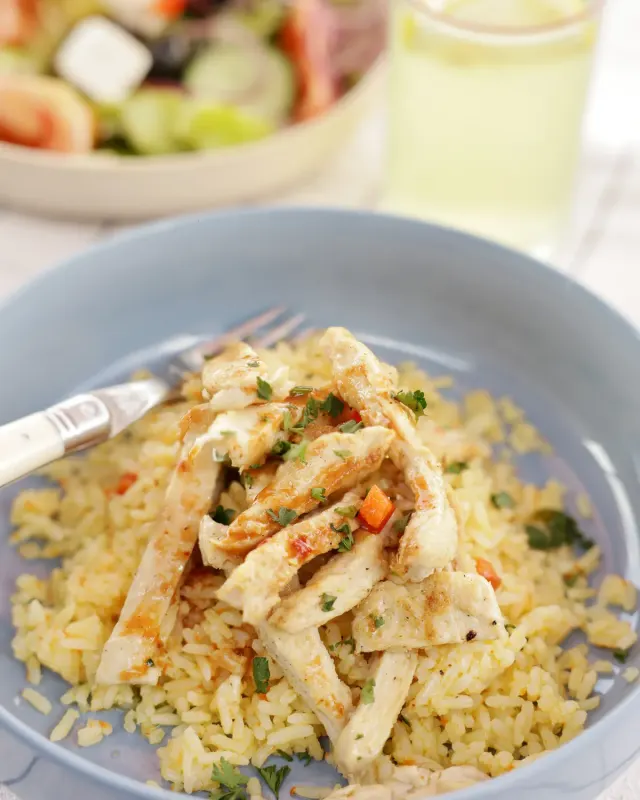 Chicken strips and rice with a side salad - Parreirinha Rapido Illovo