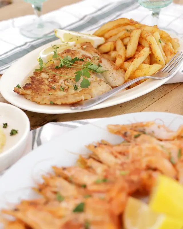 Kingklip with chips and prawns - Parreirinha Rapido Illovo