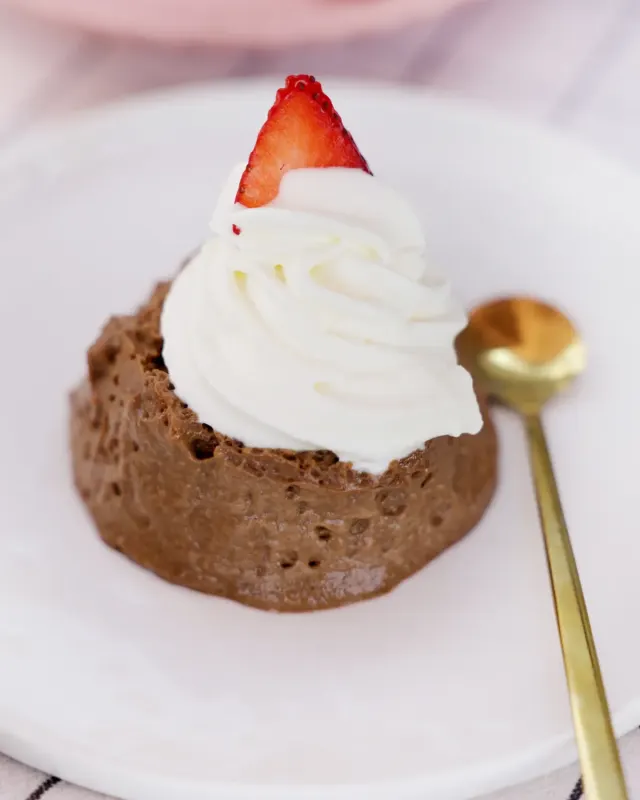 Chocolate mousse with whipped cream and strawberry - Parreirinha Rapido Illovo