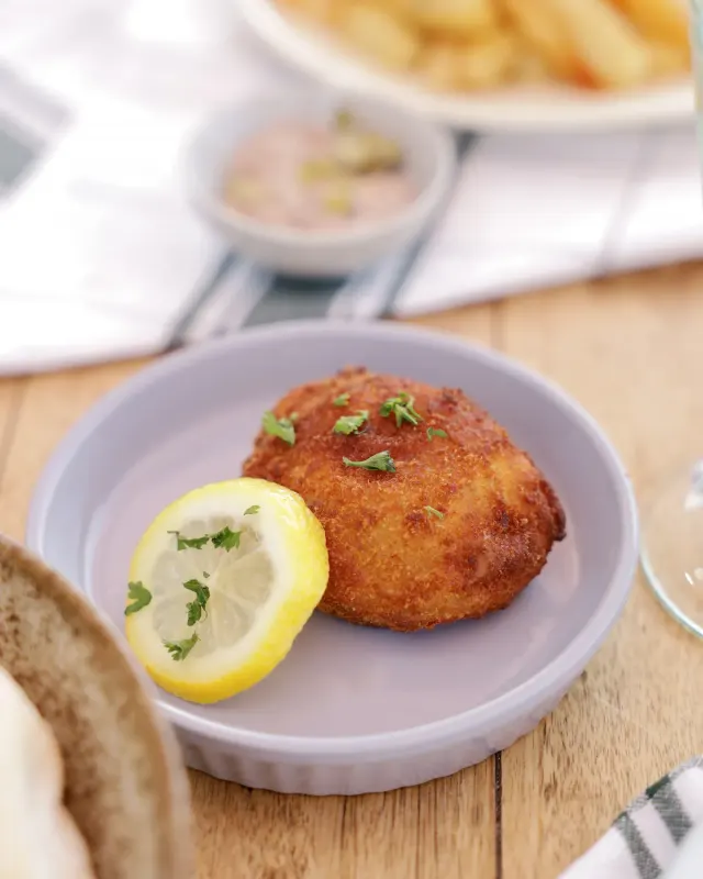Golden fried prawn cake with lemon - Parreirinha Rapido Illovo
